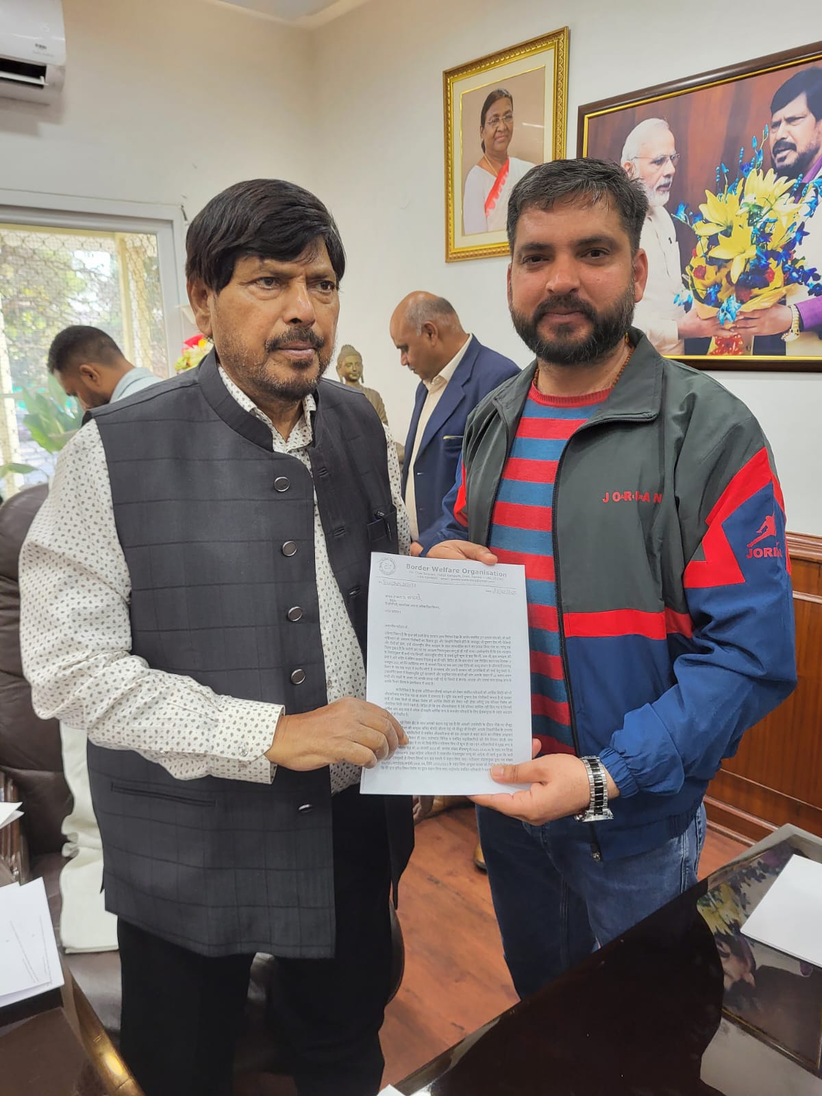 'बॉर्डर वेल्फेयर आर्गनाइजेशन के चेयरमैन अविनाश चौधरी ने राज्य मंत्री भारत सरकार रामदास आठवले से मुलाकात की'